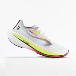 CHAUSSURES DE RUNNING AVEC PLAQUE CARBONE FEMME KIPRUN KD900X BLANCHE